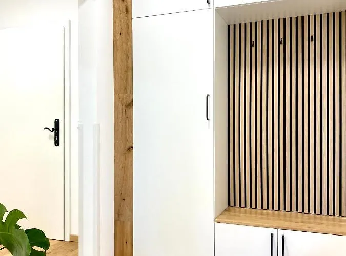 Butler Jungle - - Netflix - Big Box Apartament